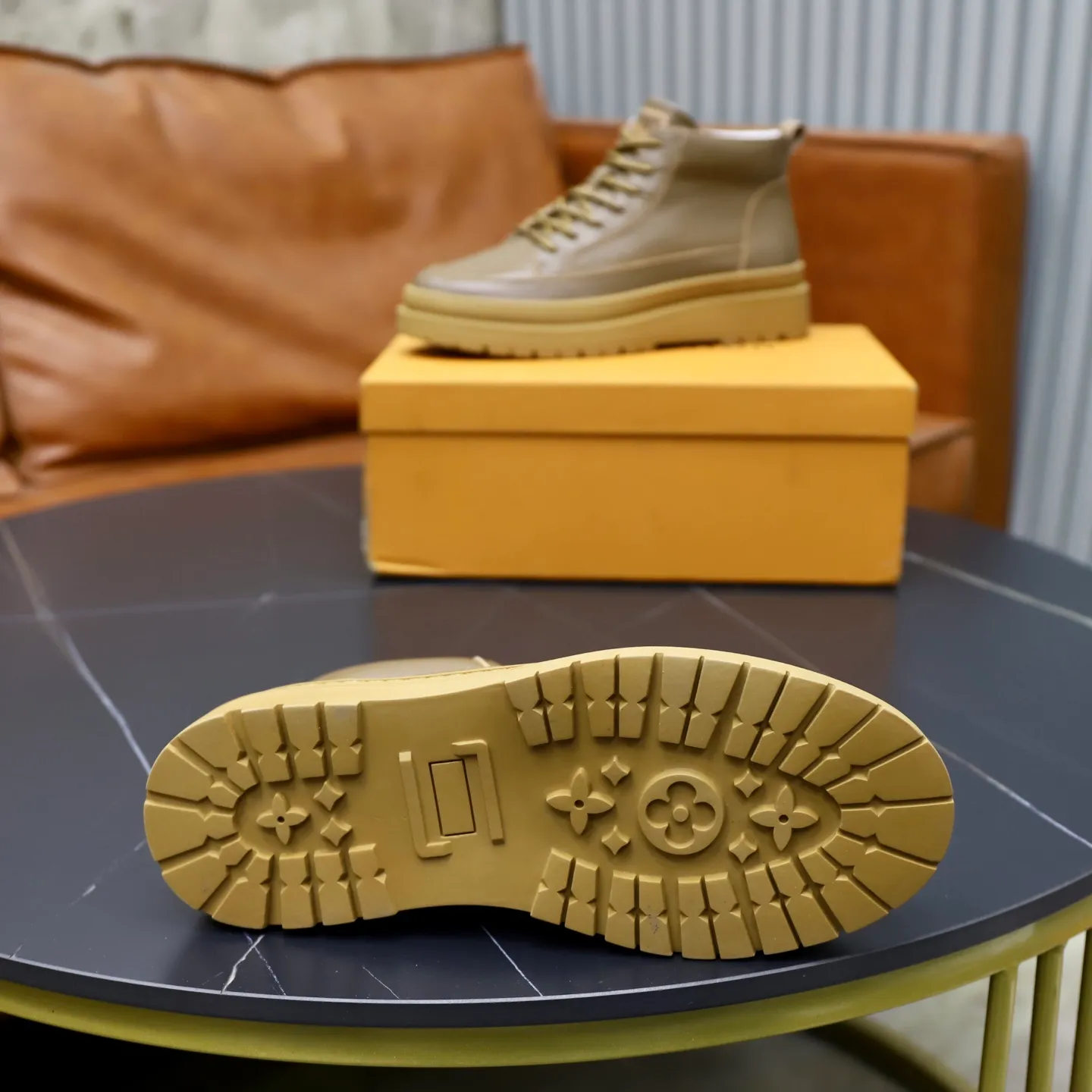 Ex-factory price: 460💰🙅‍♂️🙅‍♂️🙅‍♂️ Brand: LV Louis Vuitton Standard code: 38–44 (45 can be customized) Grade: Same as the official website Material: Original cowhide fabric Comfortable pigskin lining Lightweight wear-resistant outsole Style category: Men's fashion casual shoes and boots Running sneakers Distinguished luxury brand elements Top luxury Color: actual picture color